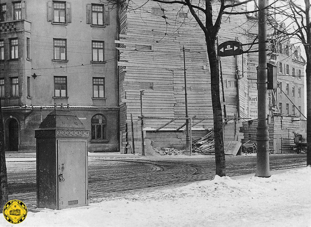 Bereits 1925 gab bei der Einfahrt in die Schleife an der Elsenheimerstraße eine elektrische Weiche mit einer Anzeigetafel und Schaltkasten. Grund waren wohl einige dokumentierte Unfälle an dieser Stelle.