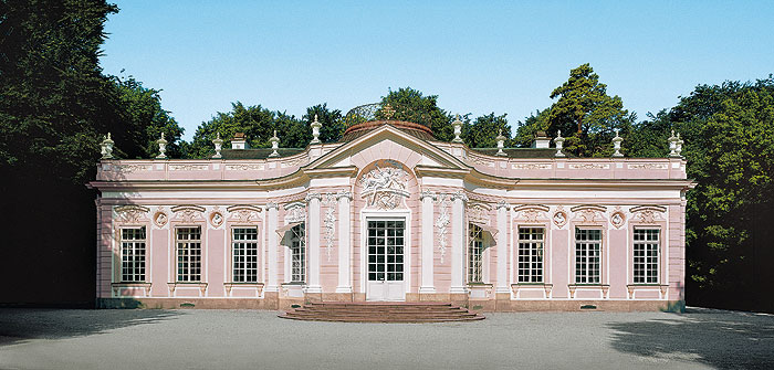 Die Amalienburgstraße bekam ihren Namen vom nahegelegenen Schloss Amalienburg im Nympenburger Schlosspark.