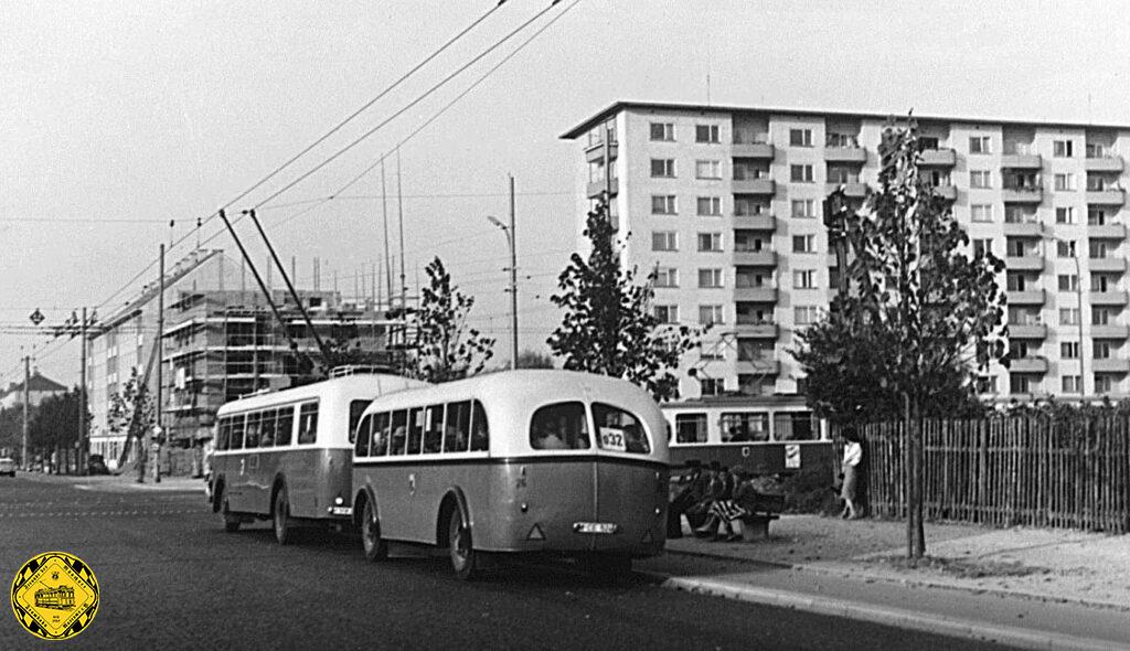 Ein O-Bus mit Anhänger im September 1959 an der Haltestelle Fürstenrieder-/Langbehnstraße (heute Ammerseestraße) Richtung Laim. Im Hintergrund ein M-Wagen.