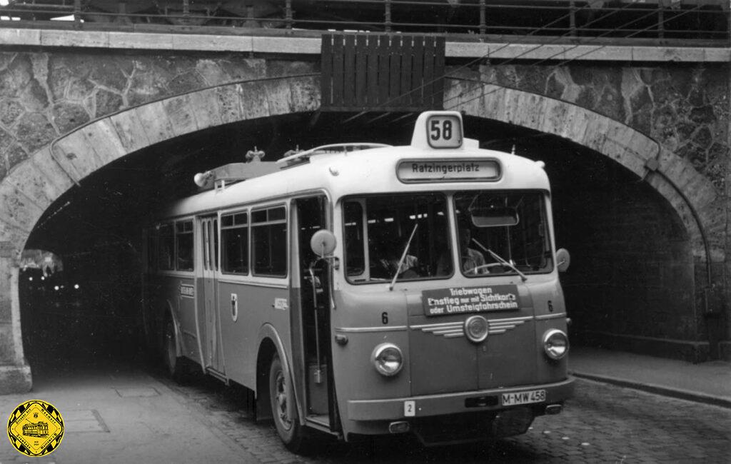 1965 in Laim, das Ende der O-Busse war nah: Das neue Unterführungssystem am Kreuzhof, das ab 1964 die Fürstenrieder Straße von der Bundesautobahn trennte, war nicht mehr für den Oberleitungsbetrieb vorgesehen. 1966 fuhren schon überwiegend neue Gelenkbusse des Typs MAN 890 UG auf der Hauptlinie 58, O-Busse nur noch als Verstärker E58 zwischen Laim und Ratzingerplatz.