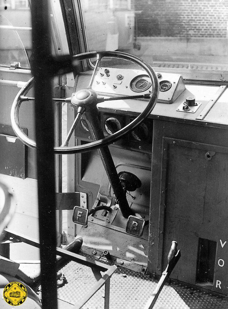 Der technische Aufbau der O-Busse war relativ einfach: es gab ein Pedal zum Fahren und eines für die Bremse. Dazu rechts der Schalter für vorwärts und rückwärts und fertig war der Fahrerstand.