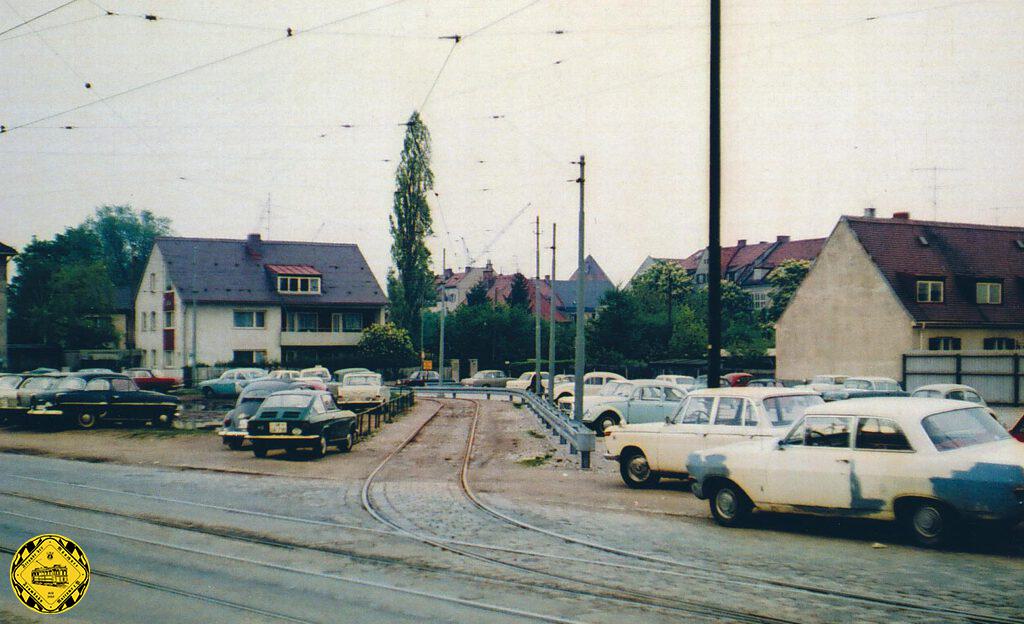m Zweiten Weltkrieg wurde vor allem BMW wieder zu einem bedeutenden Rüstungsbetrieb. Daher verlegte man im April 1942 die bisherige Wendeschleife Riesenfeld vom Kanal zur Schopenhauerstraße.