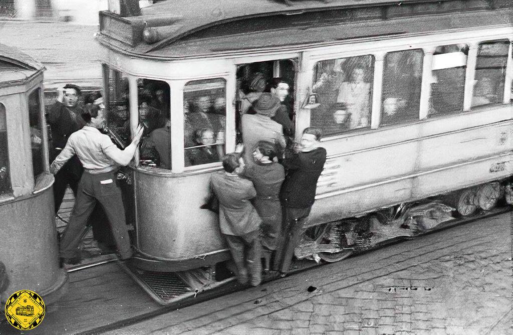 Das blieb übrig vom Münchner Hauptbahnhof. Die Trambahn fährt wieder mit Kriegswagen ohne Blechverkleidung und oft ohne Fenster und ein Gleis der Bockerlbahn und Schuttbahn führt über den Vorplatz des Hauptbahnhof, vor dem größtenteils zerstörten Bahnhof stehen hauptsächlich amerikanische Militärfahrzeuge.