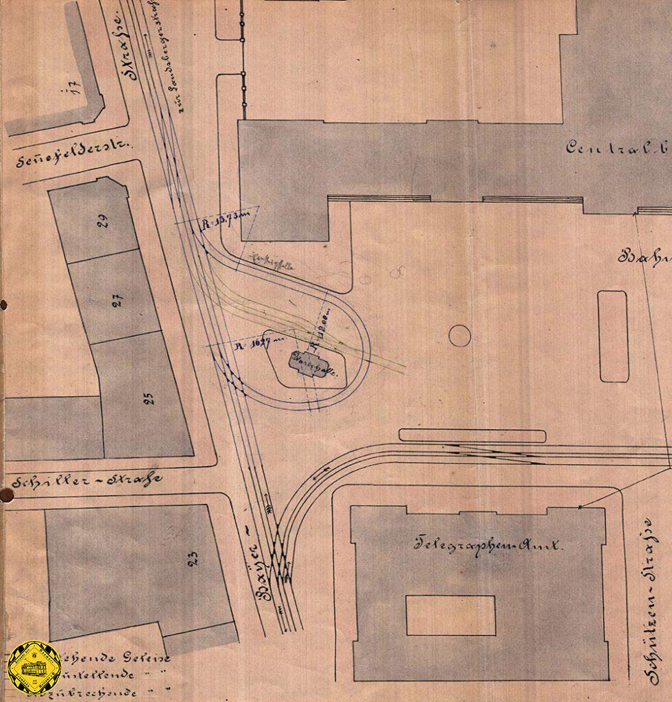 Hier haben wir noch zwei Planungen, die nie umgesetzt wurden, aus der Schublade gefischt. Der Hauptbahnhof hat keine Schleifenanlage. Daher versuchte man, mögliche Plätze für Schleifen zu finden: 1900 dachte man sich die das Hinterstellgleis an der Arnulfstraße vor dem Starnberger Bahnhof aus, 1901 eine Schleife um das Stationshaus auf dem Bahnhofsvorplatz.