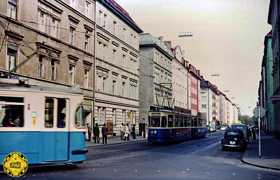 An der Ecke Görresstraße und Schleissheimerstraße treffen sind 2 Triebwagen auf der Linie 2