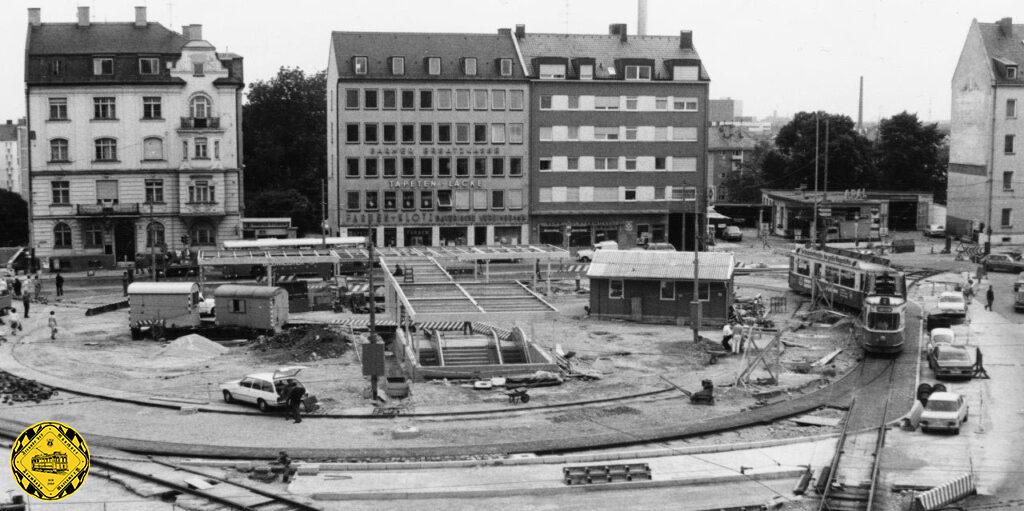 Vom 16. Juni bis November 1975 wurde die Schleife Am Harras umgebaut wegen der Inbetriebnahme der U-Bahnlinie U6 Goetheplatz - Harras. Der Umbau erfolgte, da die Trambahn durch Lindwurmstraße eingestellt wurde. Mit dem Umbau wurde auch die Wenderichtung am Harras in den Uhrzeigersinn umgedreht.