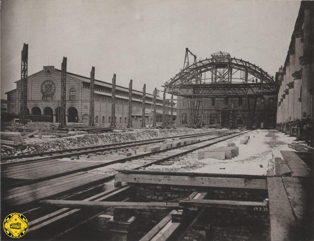 Der Hauptbahnhof wurde schon wieder zu klein und wurde 1879 nochmals um die große Gleishalle erweitert. 