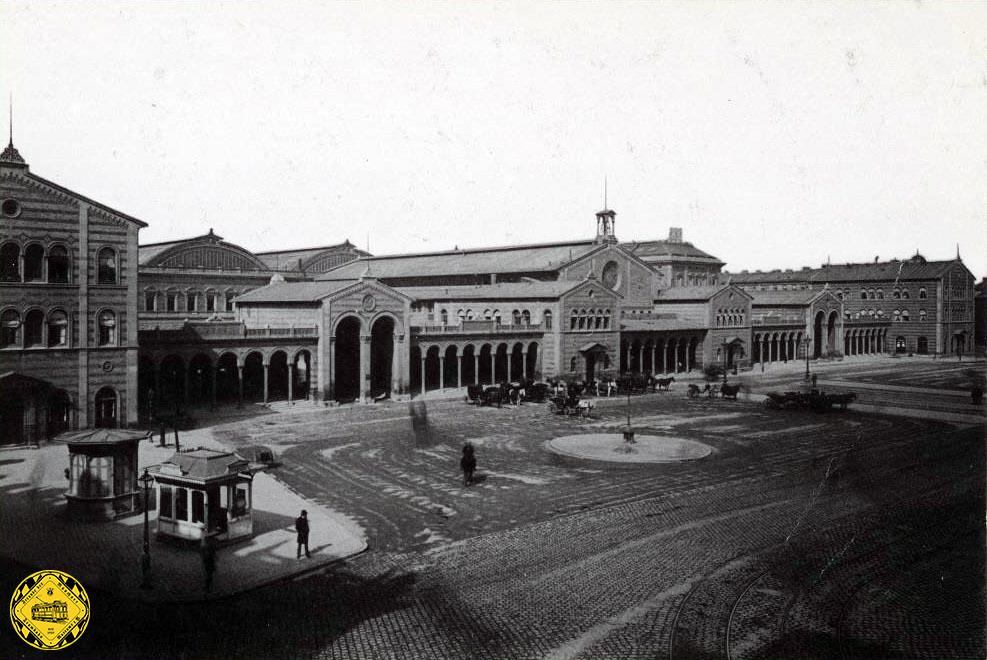 Der Bahnhofsvorplatz im Jahr 1897 mit dem kleinen Wartehäuschen und dem Kioskgebäude.