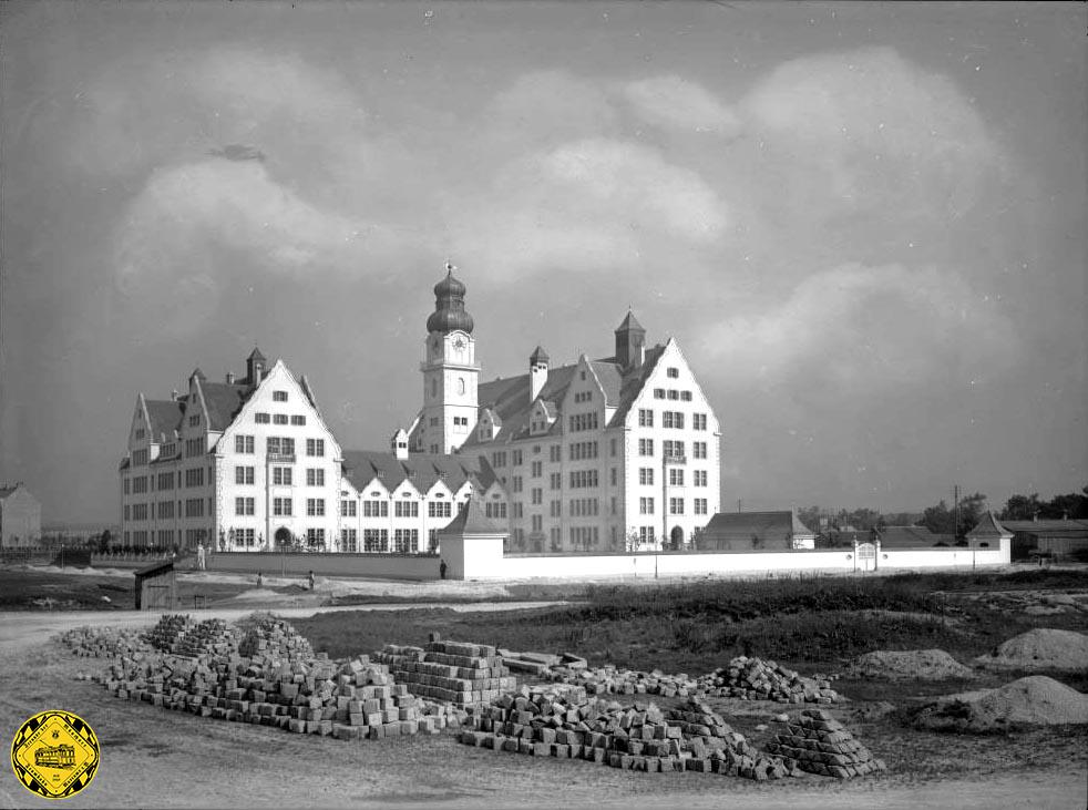 Tiefer Blick in die Vergangenheit: 1908 wurde die Schule an der Gotzingerstraße gebaut. Hier kann man das große leere Umfeld gut sehen, das oft die Planerträume in den Himmel wachsen ließ.