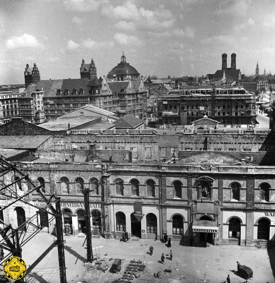 Der Hauptbahnhof war schwer getroffen und im größten Teil ausgebrannt. Dennoch regte sich 1948 wieder Leben im Bahnhof, denn die Eisenbahn war das einzige Verkehrsmittel, das Städte und gemeinden verband. Im Hintergrund das ausgebrannte Telegraphenamt.