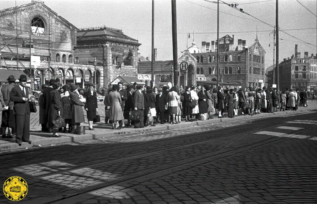 Der Hauptbahnhof war schwer getroffen und im größten Teil ausgebrannt. Dennoch regte sich 1948 wieder Leben im Bahnhof, denn die Eisenbahn war das einzige Verkehrsmittel, das Städte und gemeinden verband. Im Hintergrund das ausgebrannte Telegraphenamt.