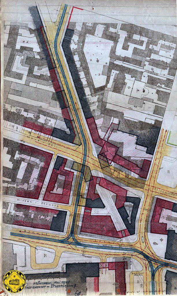 Durch die großen Kriegszerstörungen gerade im Bereich des strategischen Ziels Hauptbahnhof gab es 1049 Pläne, München ganz anders aufzubauen und man unterwarf sich keiner Tabus. So entstand auch 1949 die Planung, die Dachauerstraße ab Hauptbahnhof zu bebauen und ganz neue breitere Straßenfluchten zu bauen. Dieser Plan zeigt, welche Häuser zerstört sind, welche abgerissen werden müssen und welche neu gebaut werden könnten.