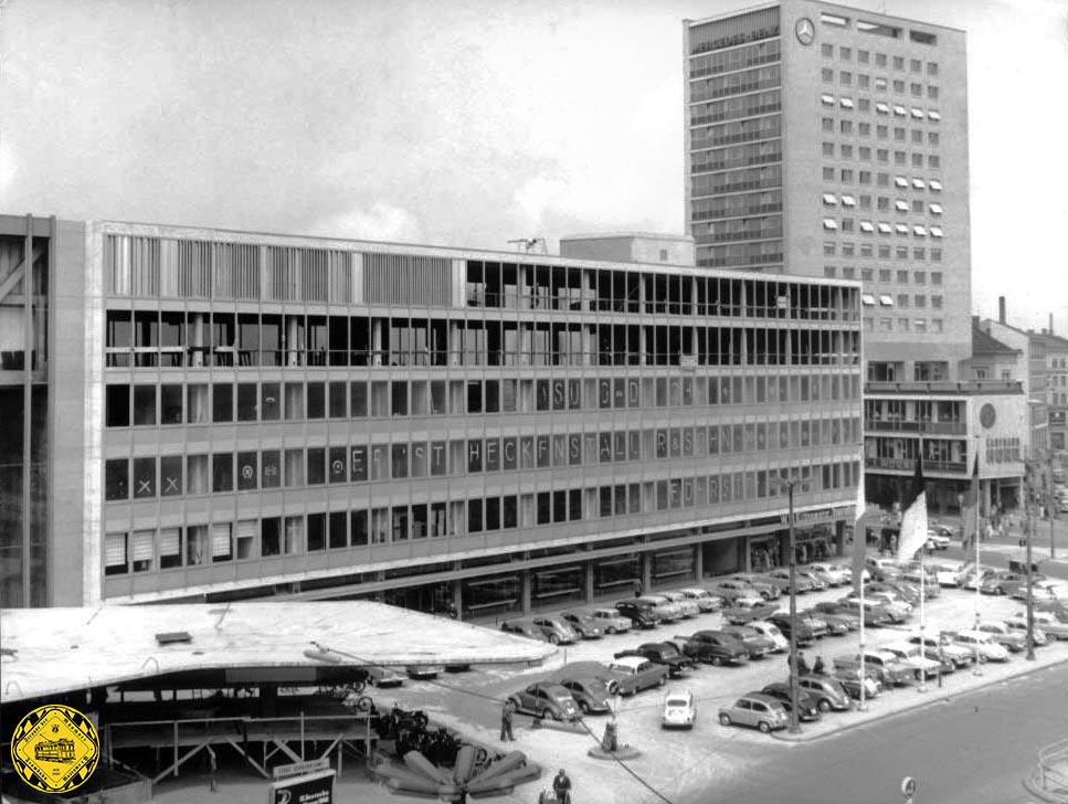 1960 wird der neue Hauptbahnhof fertig und das legendäre pilzförmige Vordach wird gebaut. An der Arnulfstraße ist das Hotel Deutscher Kaiser parallel neu entstanden mit seinem markanten 17-stöckigen Turm. Der Trambahnverkehr ist von diesem Baumaßnahmen nicht betroffen.