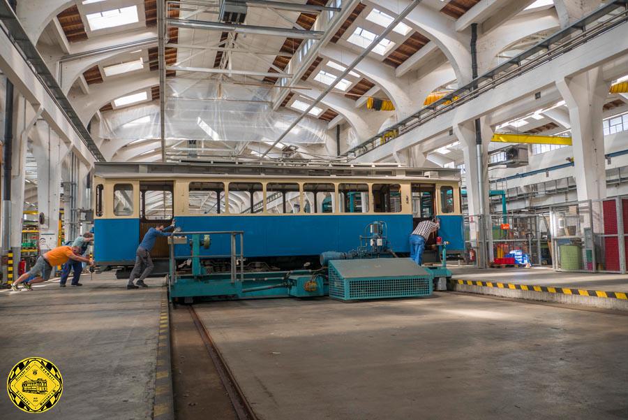 Der TW 2970, der lange in Graz stand, wird zur Zeit von unserer Werkstattgruppe museumsreif restauriert. 2021 ist er nun frisch lackiert worden und trägt wieder die Nummer 676.