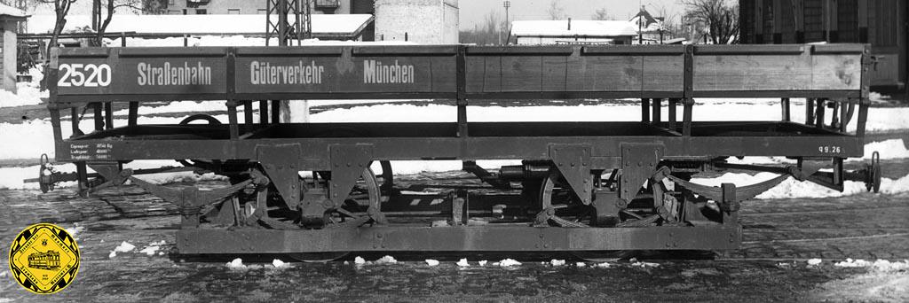 1944 baute das RAW Neuaubing neben kriegszerstörten Trieb- und Beiwagen auch Transportwagen auf. Auf Fahrgestellen kriegszerstörter c Beiwagen entstanden die q 9.26 Niederbordwagen. 
