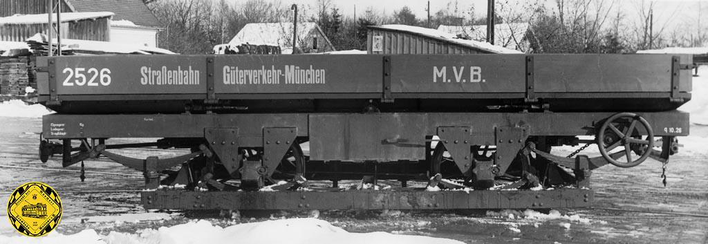 Auch 1944 baute das RAW Neuaubing auf Fahrgestellen kriegszerstörter c-Beiwagen die Niederbord-Kippbeiwagen q 10.26 auf. Sie wurde alle 1956 verkauft.