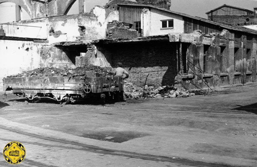 1944 wurden von den Verkehrsbetrieben auf den Fahrgestellen der im Krieg zerstörten Arbeitstriebwagen W 4.28 ( Nummernreihe 53 - 56, 58) die Niederbord-Transportwagen 2571 - 2573 aufgebaut.