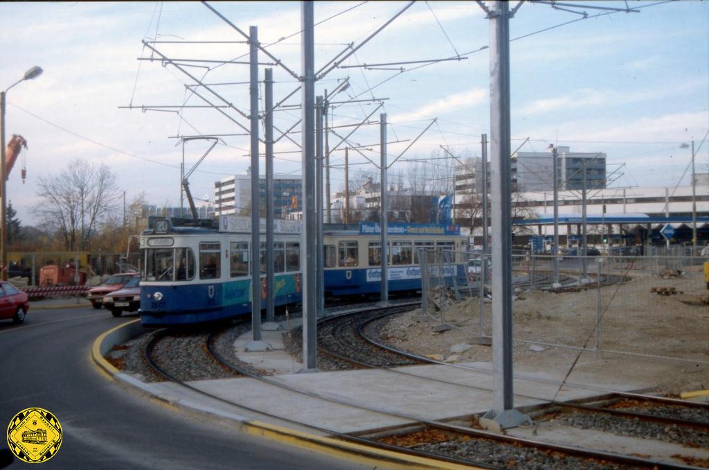 Von 1993 bis 1994 gab es in der Dauchauer Straße auf der Höhe der Hanauer Straße eine Umfahrung der U-Bahnbaustelle. Unser Autor & Fotograf Dieter Kubisch erwischte eine Linie 20 mit dem Triebwagen 2607 und Beiwagen 3521.