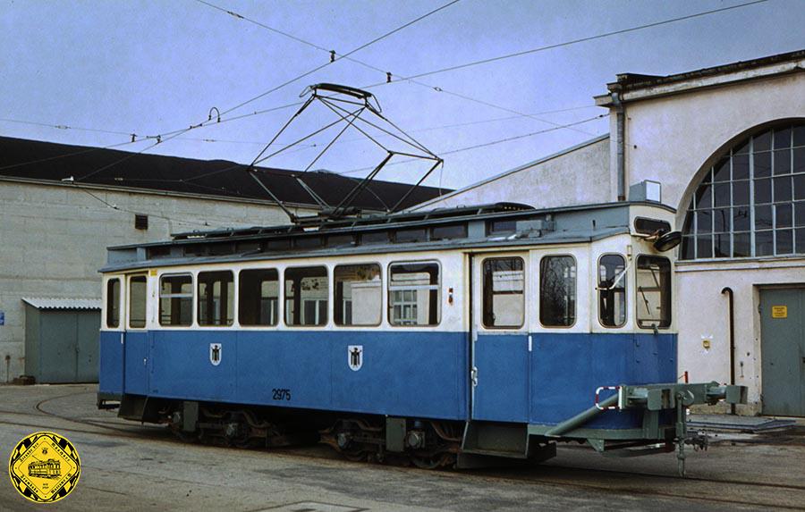 Der Bahnhofswagen G 1.8 Nr. 2975 erhielt die Eisenbahnpuffer und -Kupplung von seinem Vorgänger W 12.8 Nr. 2952 und stand so der Hauptwerkstätte für Rangieraufgaben von Eisenbahnwaggons zur Verfügung.