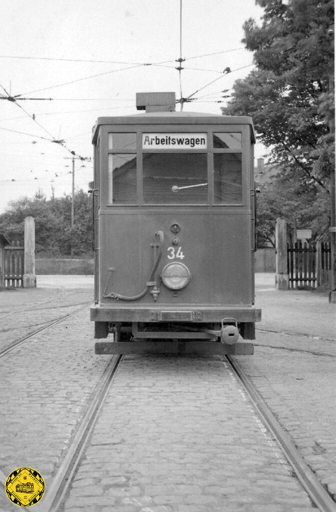 Irgendwann ist auch das Leben eines Schienenschleifwagens zu Ende und und die Kollegen vom Betriebshof schlachten den abgestellten TW34 aus.