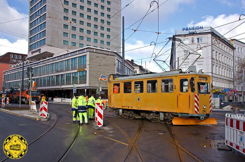 Am 20. November 2020 kommt unser alter Fahrdrahtkontrollwagen TW 2942 zur Abnahme der Oberleitung auf den Bahnhofvorplatz.