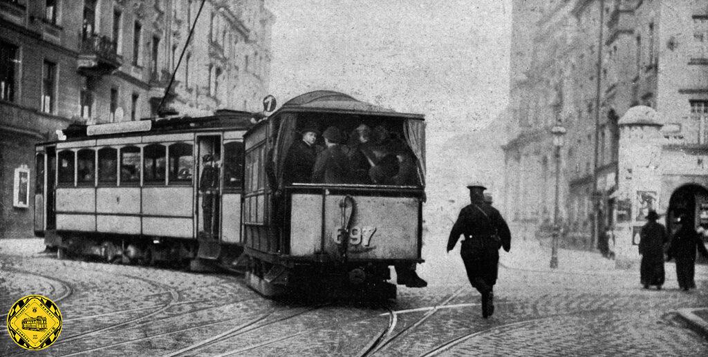 Im März 1920 schoss ein Fotograf dieses wunderschöne Foto an der Kreuzung Augustenstraße und Görresstraße: dem Triebwagen der Linie 7 ist das Liniennummern-Schild etwas verrutscht, der Wagen ist komplett überfüllt und der Schaffner läuft dem Wagenzug hinterher. Deutlich Kann man die damalige Gleisanlage mit den beiden Abzweigungen und den beiden Hinterstellgleisen geradeaus zum Josephsplatz erkennen.