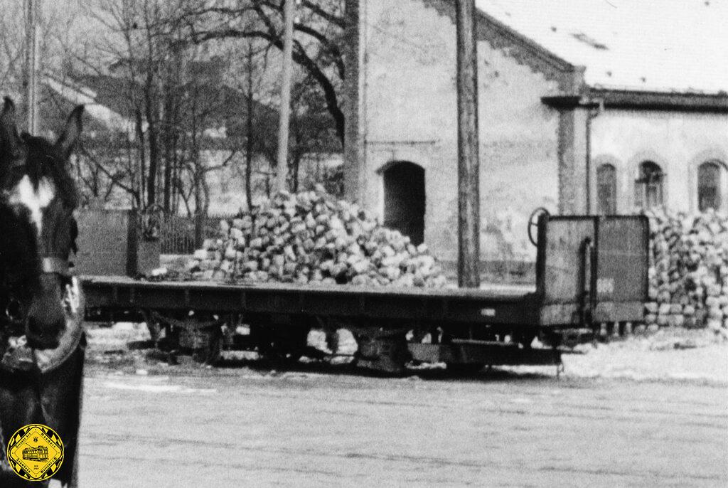 1942 mußten die Verkehrsbetriebe wegen der Kriegsereignisse auf zwei Fahrgestellen zweiachsiger offener Beiwagen des Typs ö 1.25 für den elektrischen Betrieb Niederbordtransportwagen q 7.25 aufbauen.
