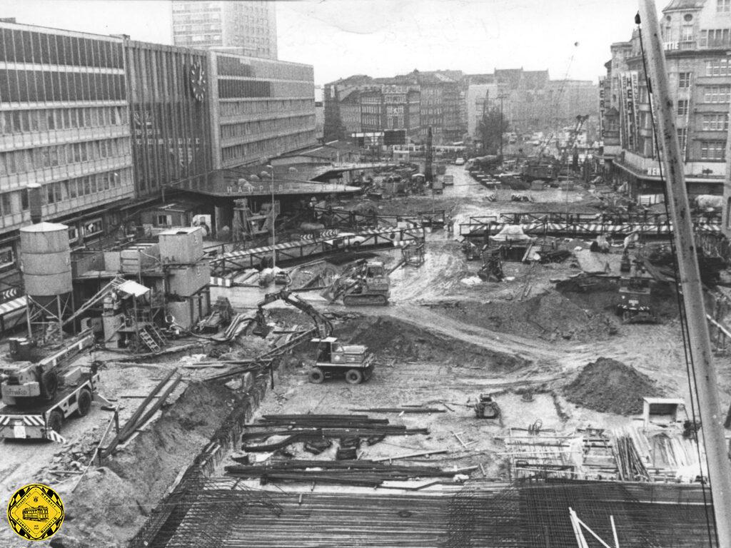 Der Bahnhofsplatz ist eine große Baustelle: es entstehen 2 große U-Bahnhöfe.