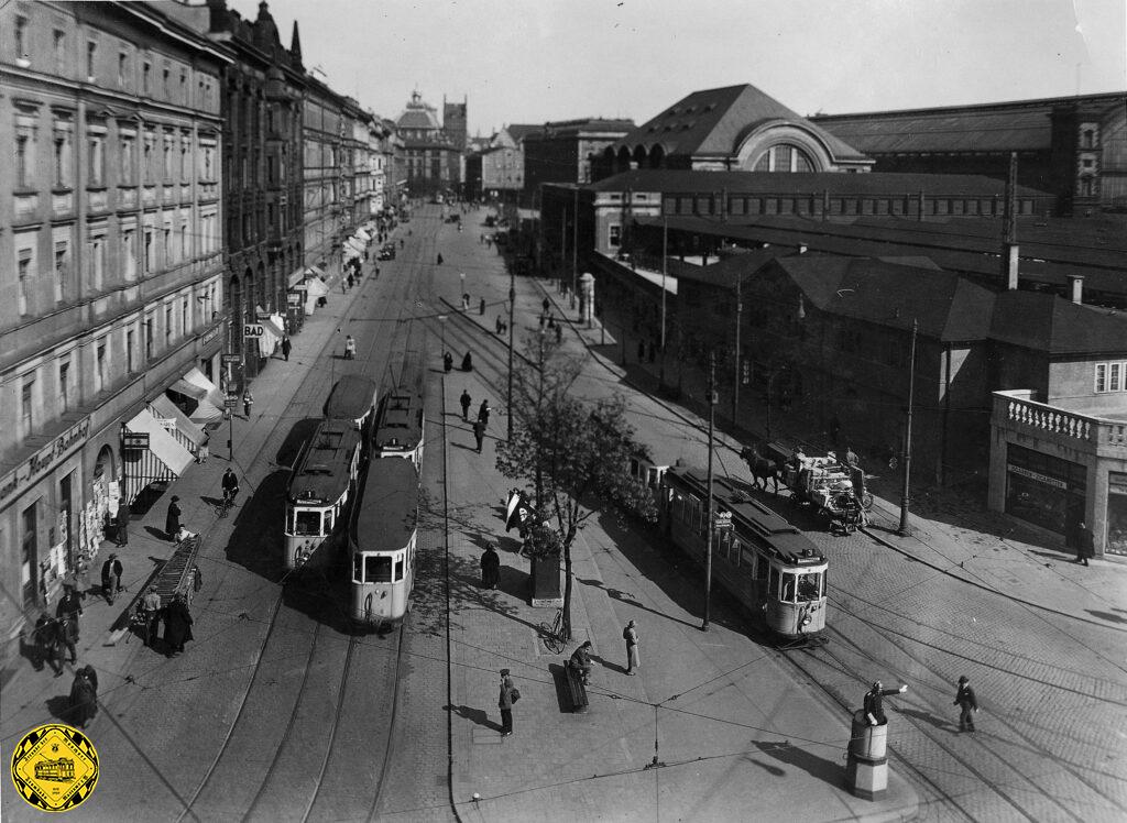 Die Baustelle an der Arnulfstraße Ecke Seidlstraße und der Paul-Heyse-Unterführung wurde 1933 vorbildhaft dokumentiert: die Vorsortierung der Linien, die in die Seidlstraße abbiegen, wurde entfernt und weitere Bögen gelegt, damit die neuen E- und F-Wagen diese Passage besser bewältigen können. Den Autoverkehr auf den Bildern kann man durchaus noch als beherrschbar einstufen, allerdings steht schon ein Verkehrspolizist in seinem erhöhtem Podest und regelt den Verkehr.