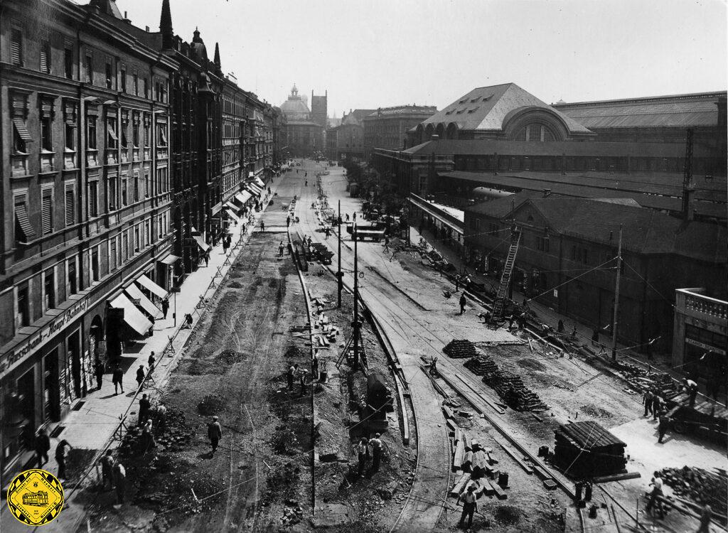 Die Baustelle an der Arnulfstraße Ecke Seidlstraße und der Paul-Heyse-Unterführung wurde 1933 vorbildhaft dokumentiert: die Vorsortierung der Linien, die in die Seidlstraße abbiegen, wurde entfernt und weitere Bögen gelegt, damit die neuen E- und F-Wagen diese Passage besser bewältigen können. Den Autoverkehr auf den Bildern kann man durchaus noch als beherrschbar einstufen, allerdings steht schon ein Verkehrspolizist in seinem erhöhtem Podest und regelt den Verkehr.