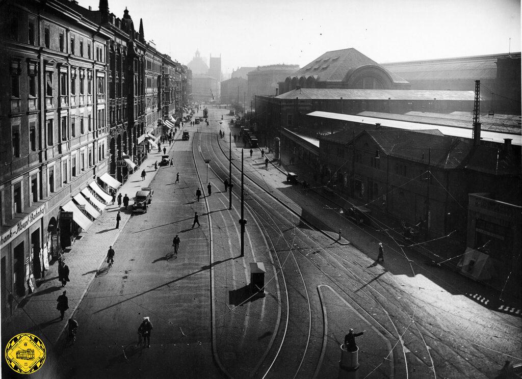 Die Baustelle an der Arnulfstraße Ecke Seidlstraße und der Paul-Heyse-Unterführung wurde 1933 vorbildhaft dokumentiert: die Vorsortierung der Linien, die in die Seidlstraße abbiegen, wurde entfernt und weitere Bögen gelegt, damit die neuen E- und F-Wagen diese Passage besser bewältigen können. Den Autoverkehr auf den Bildern kann man durchaus noch als beherrschbar einstufen, allerdings steht schon ein Verkehrspolizist in seinem erhöhtem Podest und regelt den Verkehr.