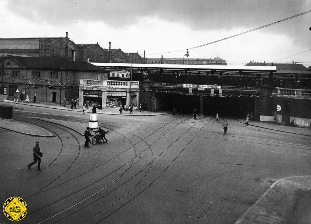 Die Baustelle an der Arnulfstraße Ecke Seidlstraße und der Paul-Heyse-Unterführung wurde 1933 vorbildhaft dokumentiert: die Vorsortierung der Linien, die in die Seidlstraße abbiegen, wurde entfernt und weitere Bögen gelegt, damit die neuen E- und F-Wagen diese Passage besser bewältigen können. Den Autoverkehr auf den Bildern kann man durchaus noch als beherrschbar einstufen, allerdings steht schon ein Verkehrspolizist in seinem erhöhtem Podest und regelt den Verkehr.