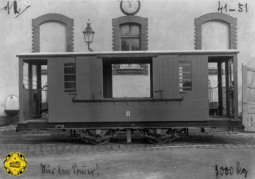Auf Fahrgestellen offener Sommerbeiwagen (ex Dampfbahnbeiwagen) der Nummernreihe 356-375 wurden vermutlich die ersten Salzwagen des Typs s 1.51 zwischen 1896 und 1912 von der Städtischen Straßenbahn aufgebaut. 