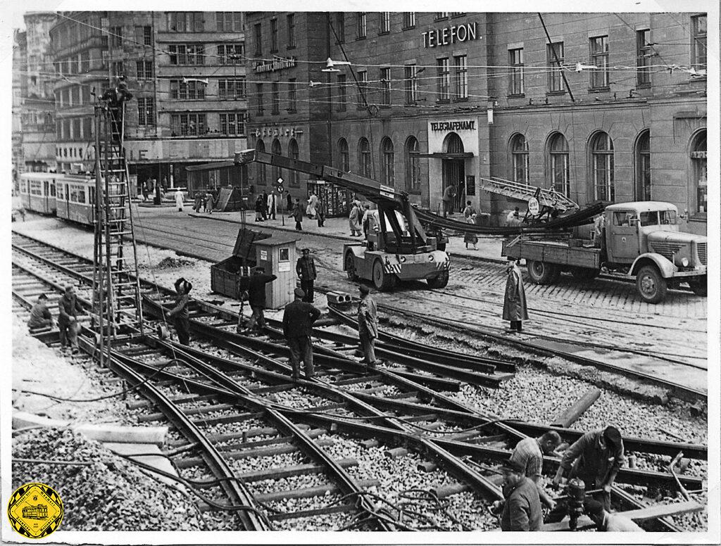 Am 24.6.1955 passiert der E-Triebwagen 583 an der Kreuzung Bayer- /Schillerstraße auswärts die Baustelle. Deutlich sieht man die neue Lage der Schienen mehr zur Mitte des Bahnhofplatzes.