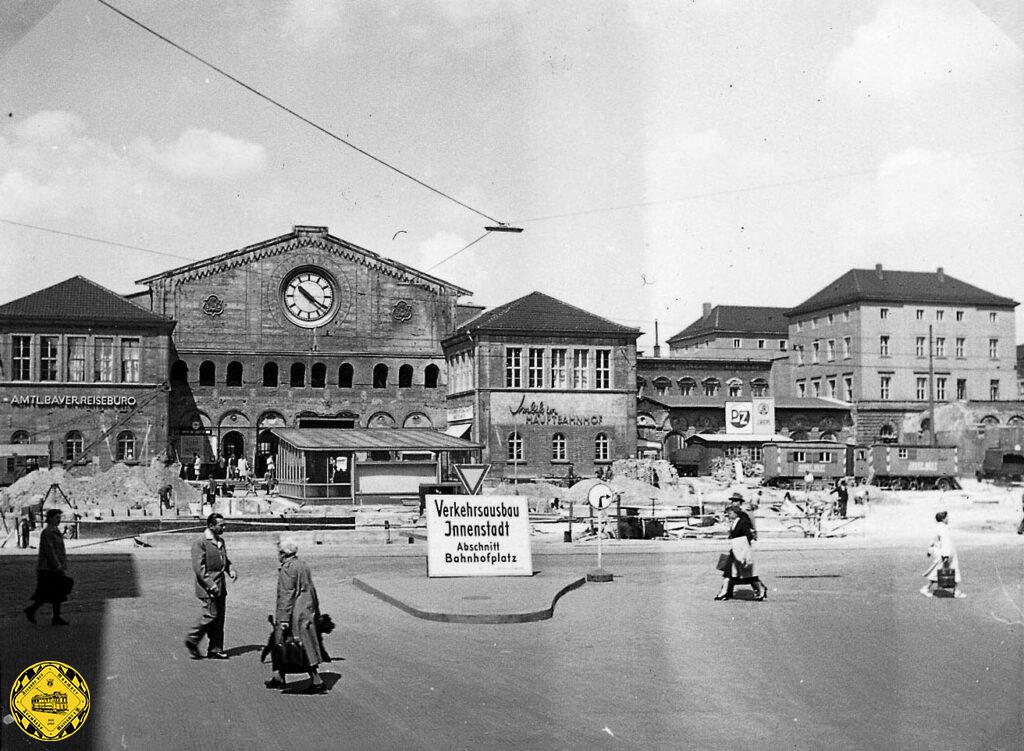 Am 24.6.1955 passiert der E-Triebwagen 583 an der Kreuzung Bayer- /Schillerstraße auswärts die Baustelle. Deutlich sieht man die neue Lage der Schienen mehr zur Mitte des Bahnhofplatzes.