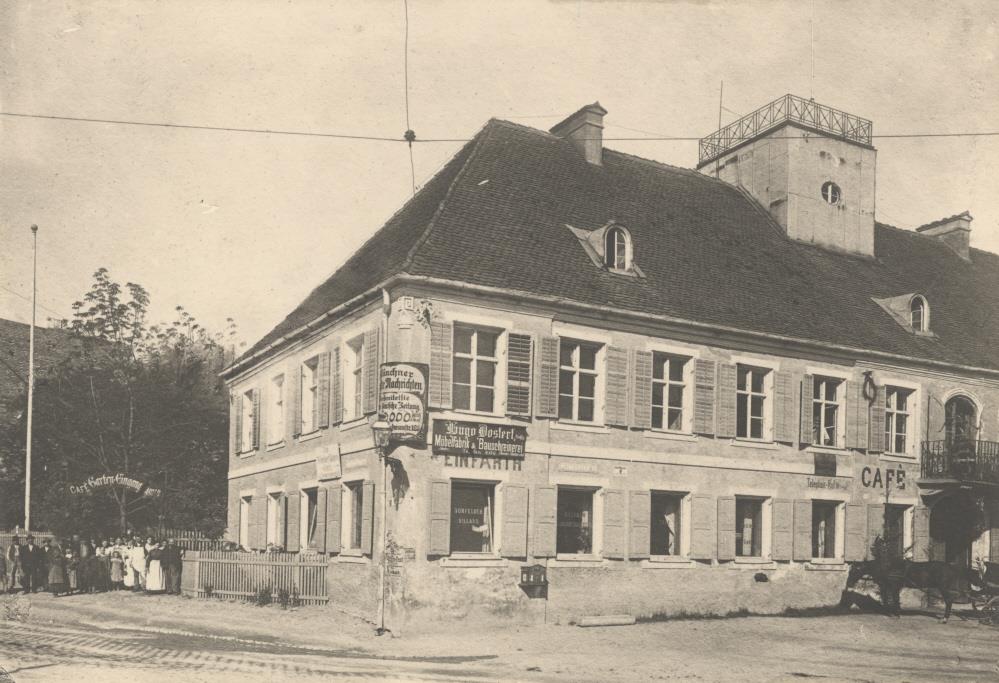Das Foto von 1898 zeigt schon, die Oberleitung im Bild verrät es, das Cafe im Trambahnzeitalter. Im Jahr 1903 wurde dieses Gebäude abgerissen.