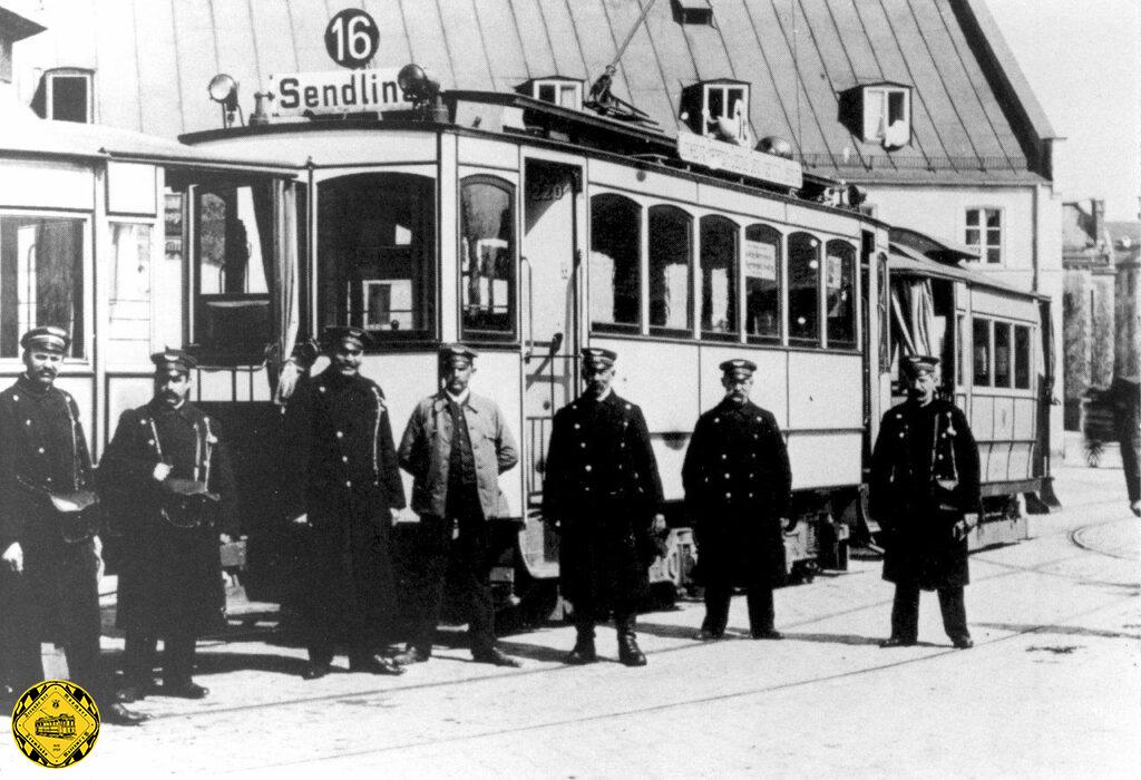 Fahrpersonal 1910 am Harras. Die Linie 16 kam damals von der Hohenzollern- /Leopoldstraße durch die Hohenzollernstraße - Kurfürstenplatz - Barer Straße - Karlsplatz - Sendlinger-Tor-Platz - Goetheplatz zum Harras und fuhr in der Hauptverkehrszeit nachmittags weiter durch die Albert-Roßhaupter-Straße zum Waldfriedhof.