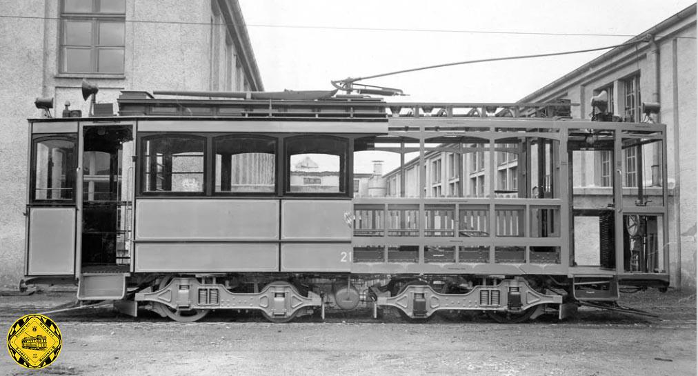 Der erste Münchner Fahrschulwagen wurde 1927 aus dem A 2.2-Triebwagen 213 umgebaut. Er war nicht nur ein Schulungsfahrzeug, sondern sollte auch den mechanischen und elektrischen Aufbau eines Trambahnwagens zeigen und schulen.