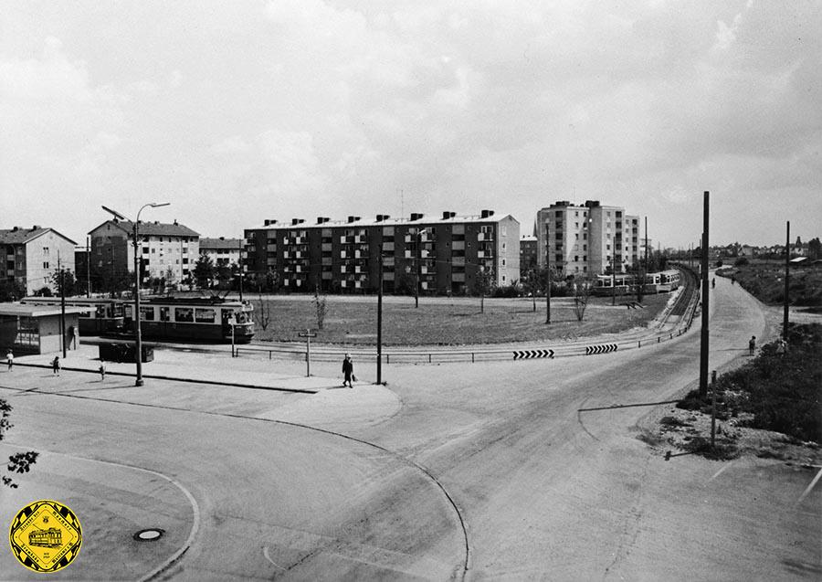 Als im Jahr 1958 die Trambahn den Gondrellplatz erreichte, wollte man die nach dem Krieg neu entstandenen Wohnanlagen in Kleinhadern mit der Trambahn an die Stadt anschließen.