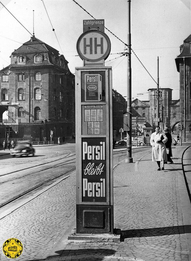 München wird modern: die ersten Neon-Reklametafeln erscheinen wie hier am Starnberger Bahnhof und Bahnhofsplatz Süd in der Bayerstraße..