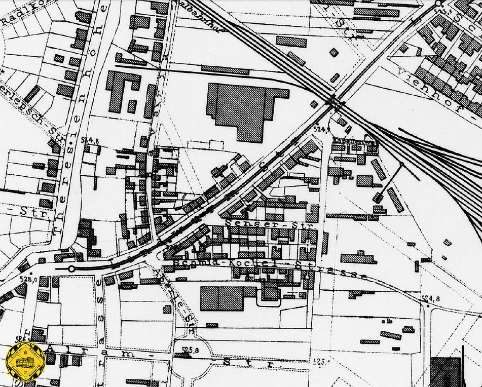 Im Linienplan von 1891 endet die Trambahn Linie VI / blau noch auf der Höhe der Aberlestraße. Seit dem 16.11.1883 fuhr die Pferdebahn vom Goetheplatz dorthin. Ab 1894 fuhr die Pferdetrambahn-Linie VI / blau schon bis zum Sendlinger Berg. 