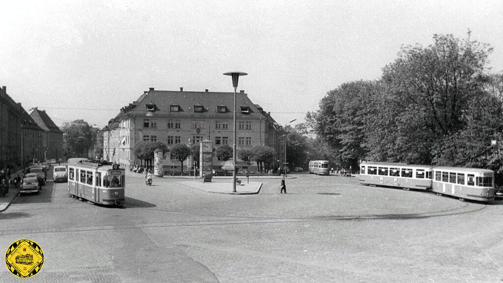 Zwei M-Wagen am 17.5.1960 in der Schleife am Herkomerplatz. Links sieht man das Hinterstellgleis. Gewendet wurde mitten auf dem Platz.