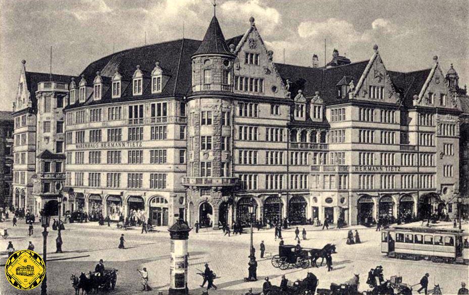 Das Kaufhaus Hermann Tietz dominiert neben dem Telegraphenamt die gegenüberliegende Seite des Bahnhofsplatz.