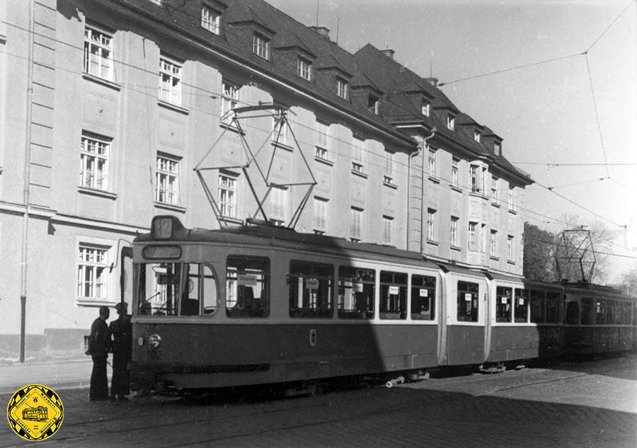 Am 1 .Juli 1960 steht der Tatzelwurm TW 102 in der Ismaninger Straße am Herkomerplatz.