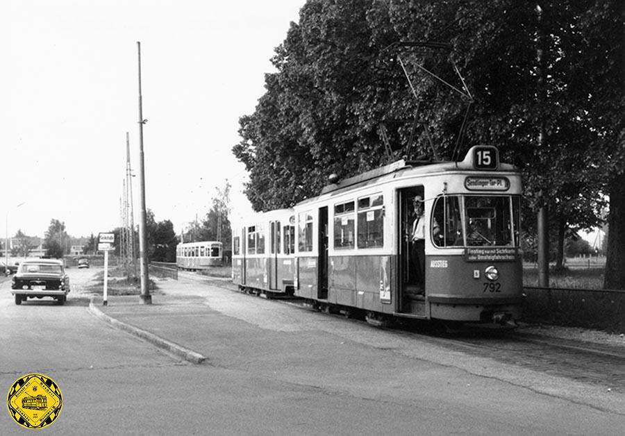 Ab dem 23.11.1975 stand bei der Linie 15 auch manchmal "Grünwald" als Ziel angeschrieben. Dann verstärkte sie die Linie 25 über ihr eigentliches Ziel Großhesselohe hinaus. 