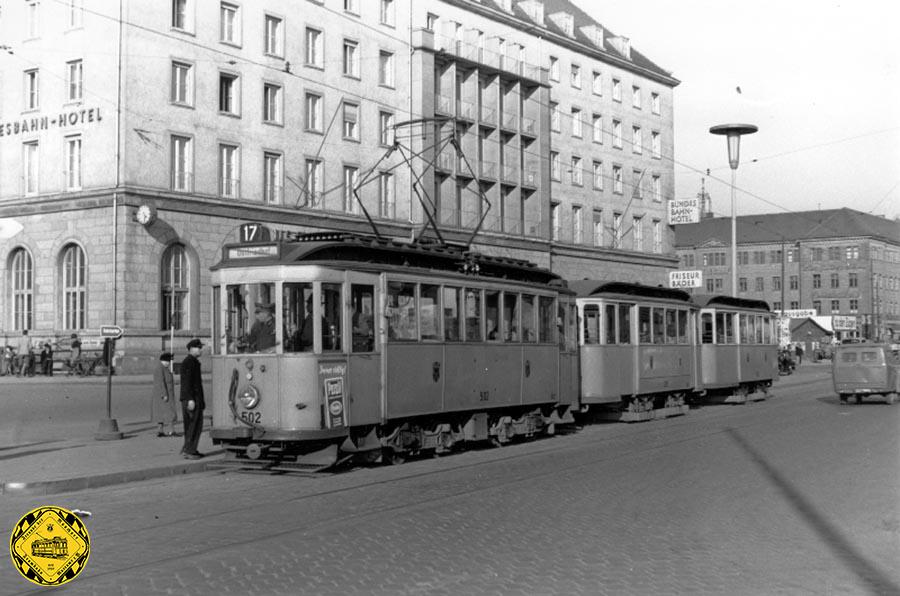 Ein Wagen der Linie 17 auf dem Weg zum Ostfriedhof in der Haltestelle Hauptbahnhof Süd stadtauswärts.