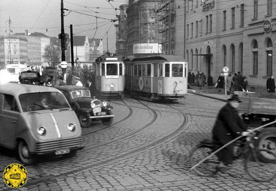 Der Verkehr, vor allem der Autoverkehr, hatte auf dem Bahnhofsplatz nach dem Krieg so stark zugenommen, dass man im September 1950 eine erste Lichtsignalregelung für den Trambahnverkehr und den Autoverkehr schuf. Inzwischen gab es auch einen Verkehrspolizisten auf einem erhöhten Podest