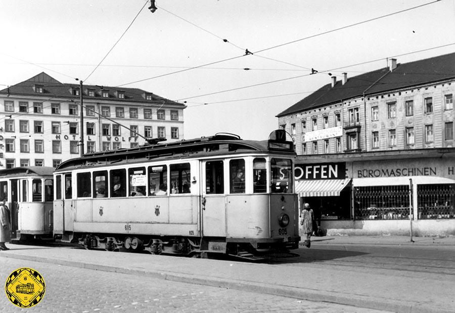 Ein Wagen der Linie 3 ist vom Romanplatz kommend in die Haltestelle Hauptbahnhof-Nord eingefahren. Anstelle der Ruine des Hotels Deutscher Kaiser stehen noch Behelfsläden.