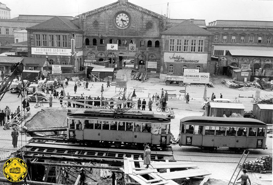 Der Verkehr auf dem Bahnhofplatz hat inzwischen so zugenommen, dass 1954 eine erste Fußgängerunterführung von der Schützenstraße zum Hauptbahnhof gebaut wird.