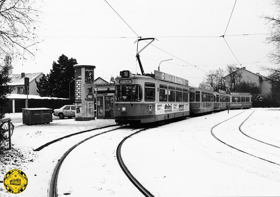 Die Linie 18 hat die Adresse Gondrellplatz seit dem 23.05.1993 bis heute auf dem Schild stehen. 